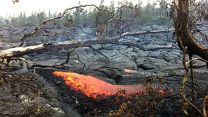 VIDEO Maşină filmată în timp ce era înghiţită de lavă în Hawaii
