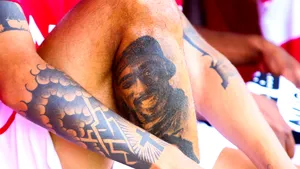 Tupac Shakur a cerut ajutor de şomaj în Kentucky. Guvernatorul statului american i-a cerut scuze după ce a realizat că nu e o glumă | VIDEO