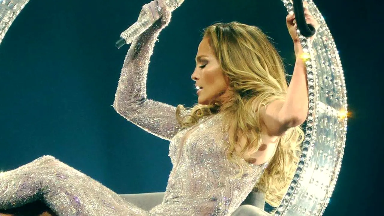 Spectacol senzual: Celebra cântăreaţă Jennifer Lopez, „dans în poala” unei jucătoare de fotbal, în faţa a mii de oameni - VIDEO