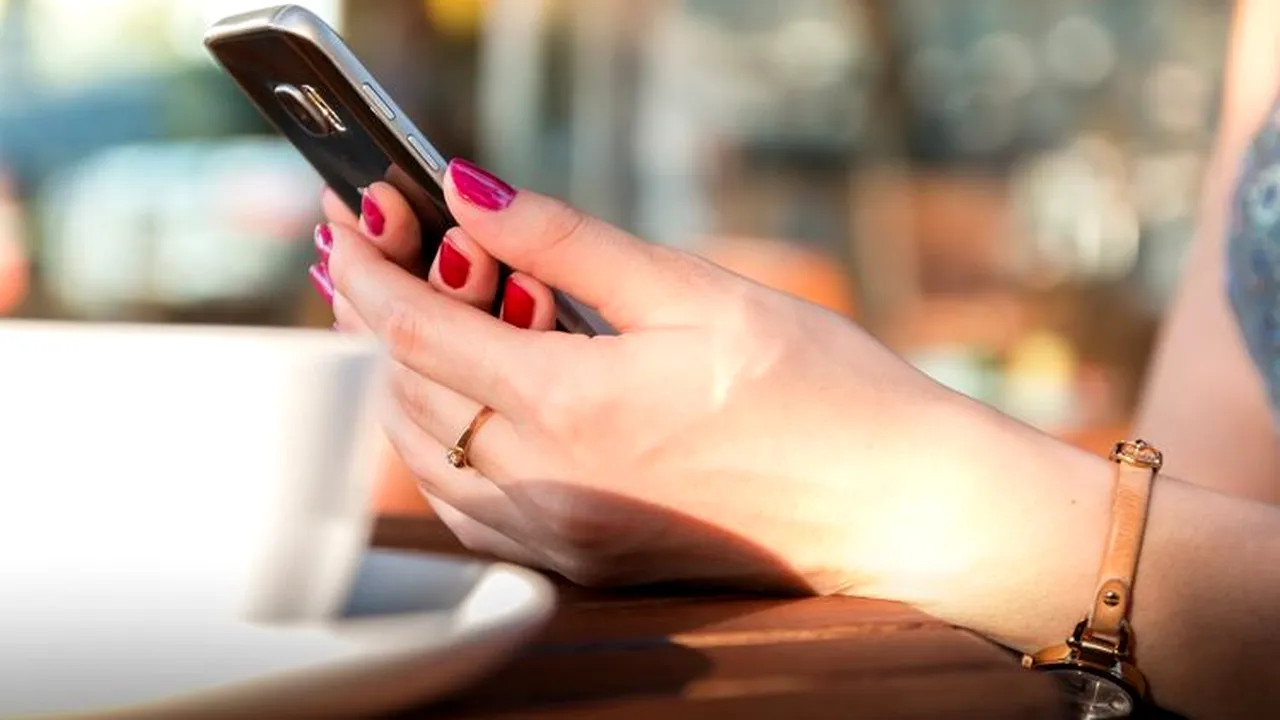 O femeie din Emiratele Arabe a fost condamnată la închisoare după ce s-a uitat în telefonul soţului fără permisiunea lui