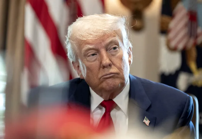 Războiul comercial se intensifică. Trump dublează taxele pe oțelul și aluminiul importate la 50%. De când vor intra în vigoare