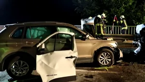 Cinci români, răniţi după ce un microbuz s-a lovit cu un autoturism, în Austria | VIDEO