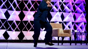 Hillary Clinton, atacată cu un pantof în timpul unei conferinţe - VIDEO