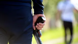 Focuri de armă în Carasebeş. Tânăr de 22 de ani, înfuriat de un cuplu care ar fi încercat să îl jefuiască 