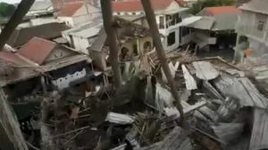 Salvatorii caută supraviețuitori după ce o școală din Indonezia s-a prăbușit peste zeci de persoane