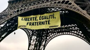 FOTO | Simbolul Parisului nu va mai fi la fel. Unul dintre primele 10 monumente ale lumii va primi un ZID de sticlă antiglonţ