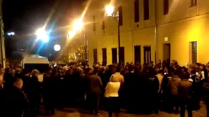 Ponta, evacuat cu un microbuz de la sediul PSD Baia Mare, în faţa căruia era un grup de protestatari - VIDEO
