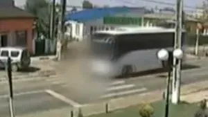 Imagini şocante: Femeie spulberată pe trecerea de pietoni de un autocar - VIDEO
