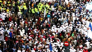 Angajaţii din penitenciare aduc gratii în mărime naturală pentru guvernanţi