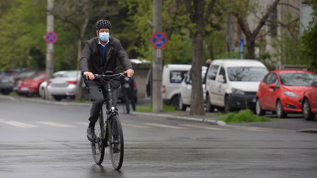 COMENTARIU Sorin Avram: România, dormi liniştită. Preşedintele pedalează pentru tine 