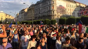 FOTO VIDEO Proteste antiguvernamentale, în Budapesta, sub DEVIZA: ”Nu vom renunţa la viitorul nostru, suntem aici ca să rămânem”