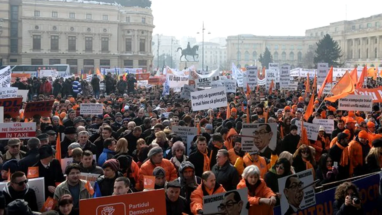 Miting al PDL în Bucureşti: Peste 7000 de persoane prezente, printre care şi liderii PDL. Participanţii au instalat un coş de baschet în piaţa Victoriei 