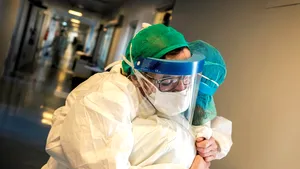 Familia unei asistente din Bacău, destrămată de coronavirus. Infecţia s-a răspândit rapid de la mamă la cele trei fiice 
