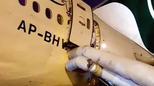 Un pasager confuz a creat haos la bordul unui avion: O femeie a lansat, din greşeală, toboganul de urgenţă, iar zeci de pasageri au fost evacuaţi