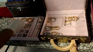 Bijuterii, ceasuri și sume de bani, în valoare totală de 3 milioane euro, descoperite în bagajele unor românce, pe Aeroportul Otopeni