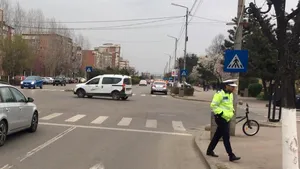 Copil de 11 ani, ajuns în stare gravă la spital după ce a fost lovit de maşină pe o trecere de pietoni din Slatina