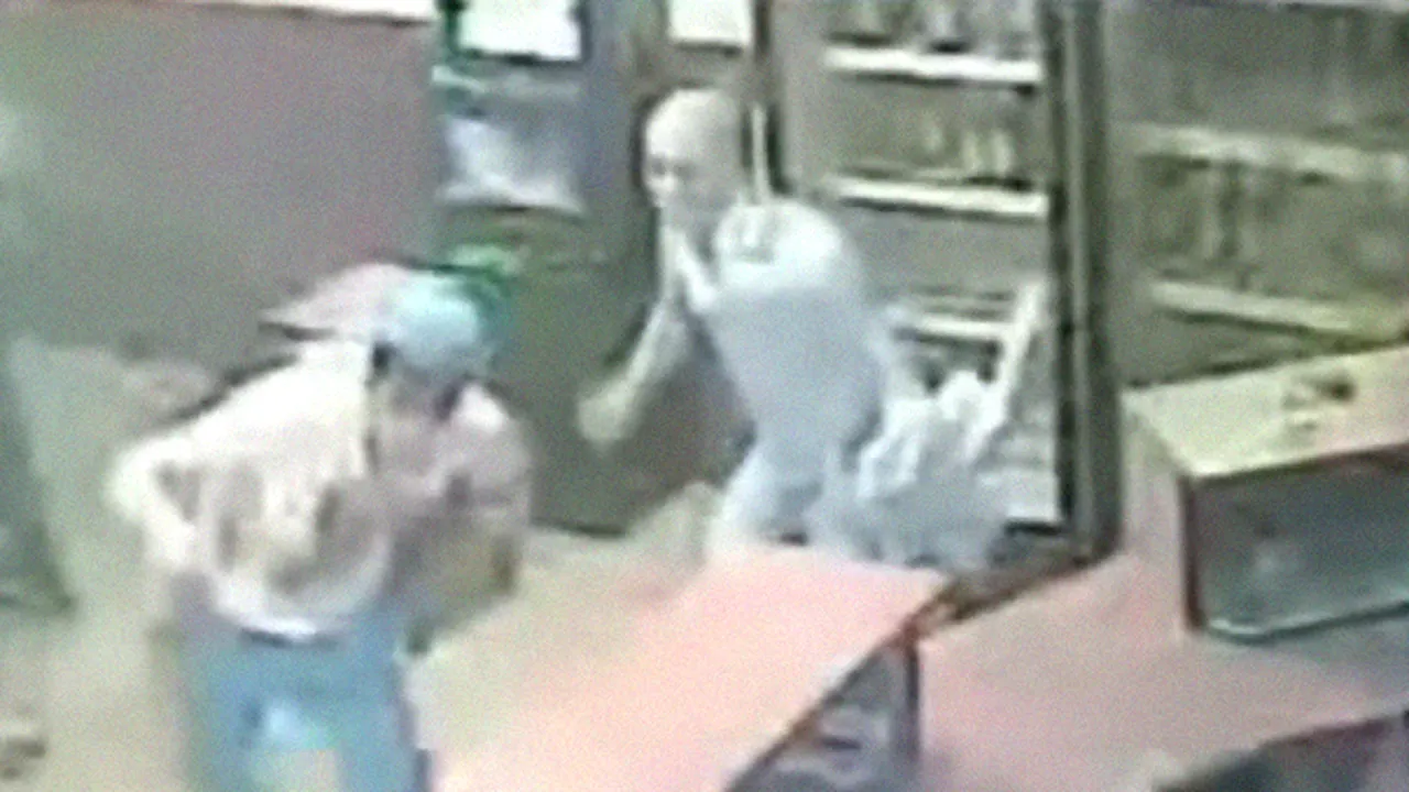 Doi bărbaţi acuzaţi că i-au bătut pe angajaţii şi clienţii unui bar din Ticuş au fost reţinuţi de poliţişti - VIDEO
