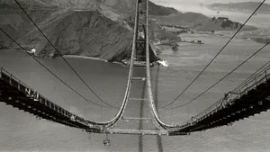 Cum se construia un pod în 1936: IMAGINI spectaculoase cu cel mai mare pod de la acea vreme, expuse în premieră