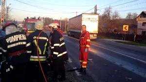 Două persoane au murit după ce o maşină a intrat frontal într-un TIR, între Piteşti şi Râmnicu Vâlcea