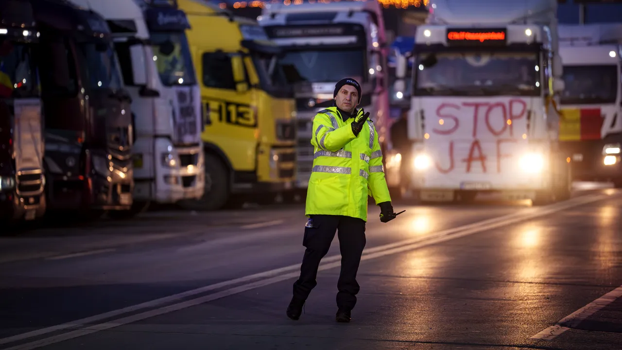 Protest pe contrasens în Constanţa, 30 de şoferi amendaţi. Jandarmii sunt acuzaţi că le-ar fi întins o capcană