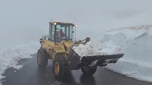 Lucrările de deszăpezire pe Transfăgărășan continuă în cea mai dificilă zonă a traseului