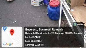 Gunoi aruncat pe marginea străzii în Sectorul 6 din Bucureşti
