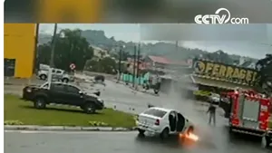 Să fii la locul potrivit, în momentul potrivit: Un Renault Logan a luat foc lângă un camion de pompieri - VIDEO 