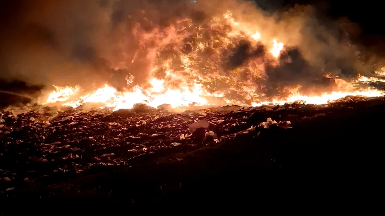 Alertă în Oradea din cauza fumului de la incendiul de la groapa de gunoi