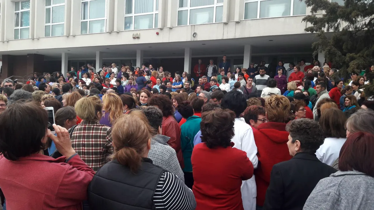 Zeci de angajaţi ai Spitalului de Urgenţă 
