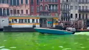 O porţiune din apa din canalul central al Veneţiei a devenit verde fluorescent