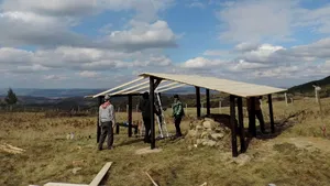 FOTO Proiect în premieră de educaţie istorică: se vor recrea un război antic de ţesut şi o casă dacică