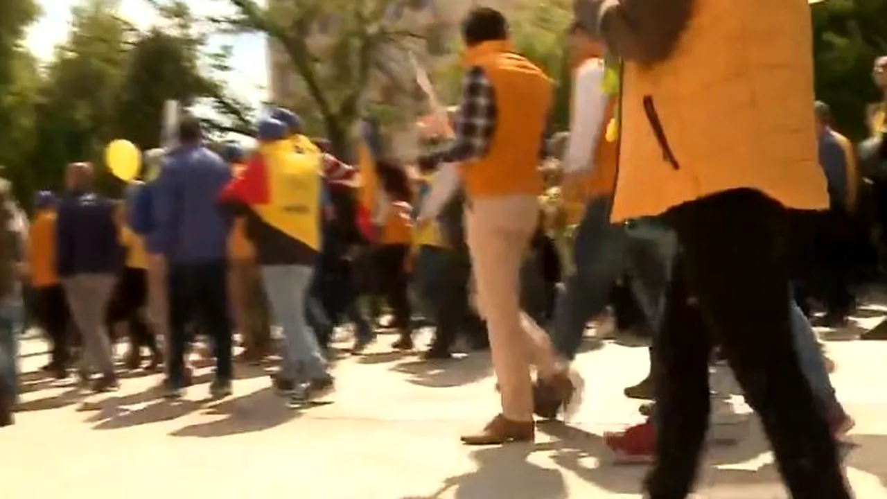 Marş PNL la Alexandria: Peste 3.000 de participanţi/ Ludovic Orban îi îndeamnă pe liberali să fie atenţi la votul din 26 mai: Cu ochii pe ei şi cu parul pe ei