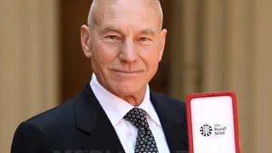 Actorul Patrick Stewart, numit cavaler de regina Elizabeth a II-a a Marii Britanii