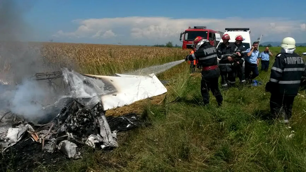 Un avion de mici dimensiuni s-a prăbuşit în judeţul Braşov: O femeie a murit pe loc, iar pilotul a decedat la Spitalul de Urgenţă Târgu Mureş. MAI: Aparatul era înmatriculat în Italia - FOTO