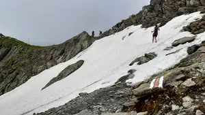 Salvamont Sibiu, în plină caniculă: Zăpadă în Făgăraş. Atenţie la traversarea limbilor de zăpadă