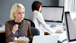 Francezii pot mânca acum la biroul lor fără a încălca legea. Guvernul a suspendat „la pause déjeuner”, lege considerată sacră, pentru a reducerea răspândirea Covid-19