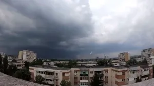 Fenomen potenţial periculos la Craiova: Nori de cenuşă de la o termocentrală, purtaţi de vânt peste gospodăriile din apropiere/ Reacţia autorităţilor | VIDEO