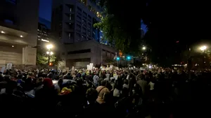 Protestele faţă de acţiunile brutale ale agenţilor federali din Portland continuă. Sunt manifestaţii violente şi în alte oraşe din SUA