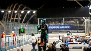 George Russell, pole spectaculos la Singapore. Mercedes surprinde în fața Red Bull și McLaren