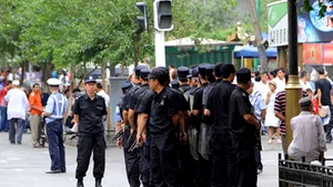 Mii de persoane părăsesc Urumqi de teama unor noi violenţe