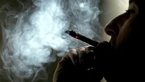 Bărbaţii fumează de două ori mai mult decât femeile