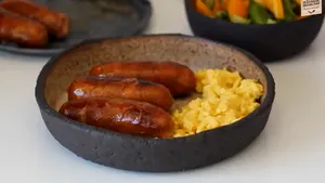 Brunch de weekend acasă: cârnați „durdulii” cu ouă jumări și salată proaspătă