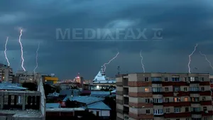 COD GALBEN pentru descărcări electrice şi vânt în Bucureşti şi şapte judeţe