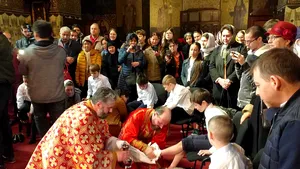 Tradiţia din Joia Mare şi pilda smereniei. Un călugăr a spălat picioarele unor copii săraci la Catedrala Arhiepiscopală din Galaţi - GALERIE FOTO