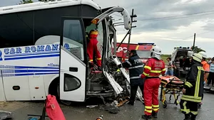 Accident în Arad: O persoană a murit, iar alte trei au fost rănite după ce un autobuz s-a ciocnit cu o basculantă | FOTO