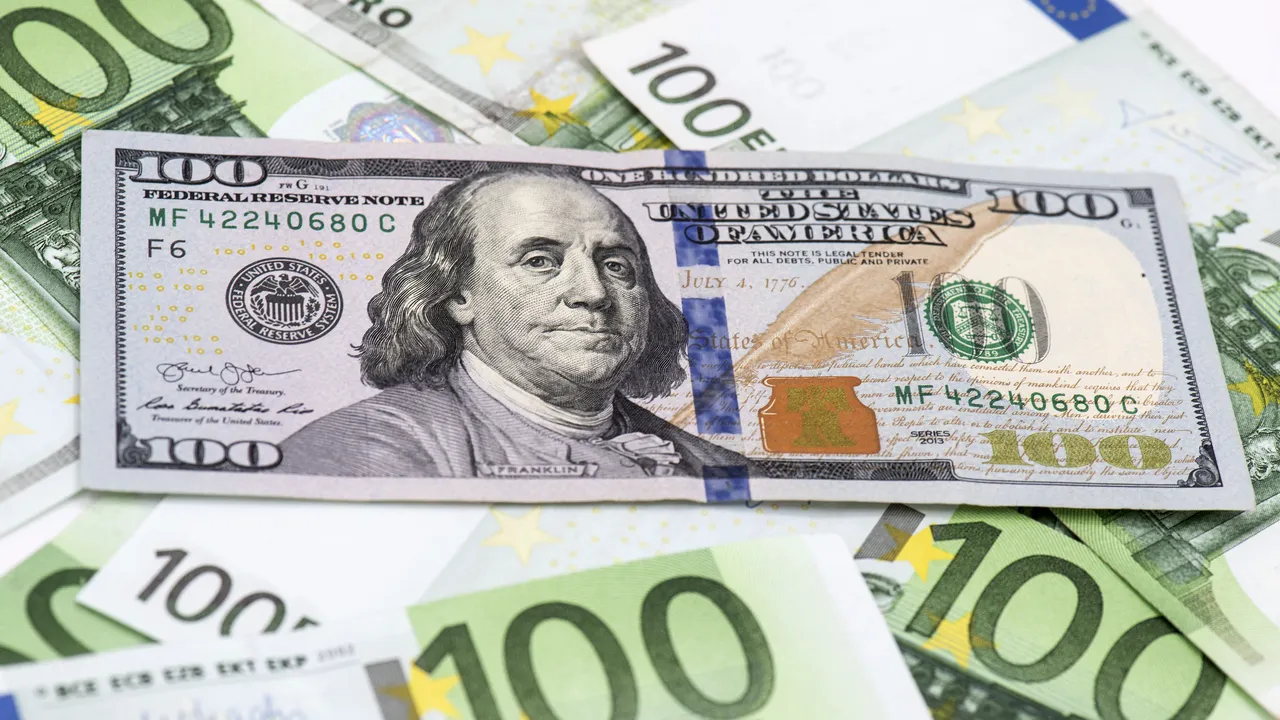 Maxim istoric pentru cursul leu/dolar. Cine pierde şi cine câştigă?