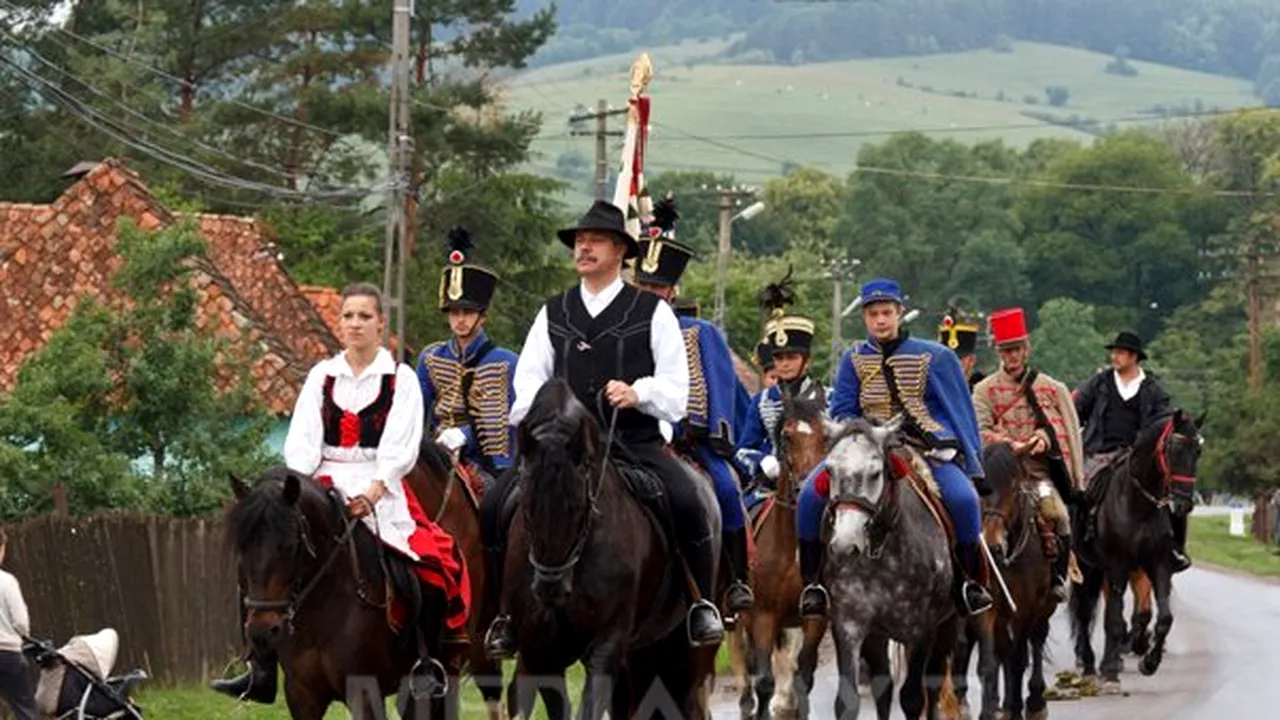 Parada husarilor, concerte ale unor coruri şi confecţionări de cocarde de Ziua Maghiarilor, la Mureş
