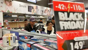 BLACK FRIDAY ÎN ŢARĂ: Cozi în mai multe oraşe din ţară, de la primele ore ale dimineţii - FOTO