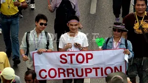 Premierul thailandez dizolvă Parlamentul, dar fără efect asupra manifestanţilor - FOTO