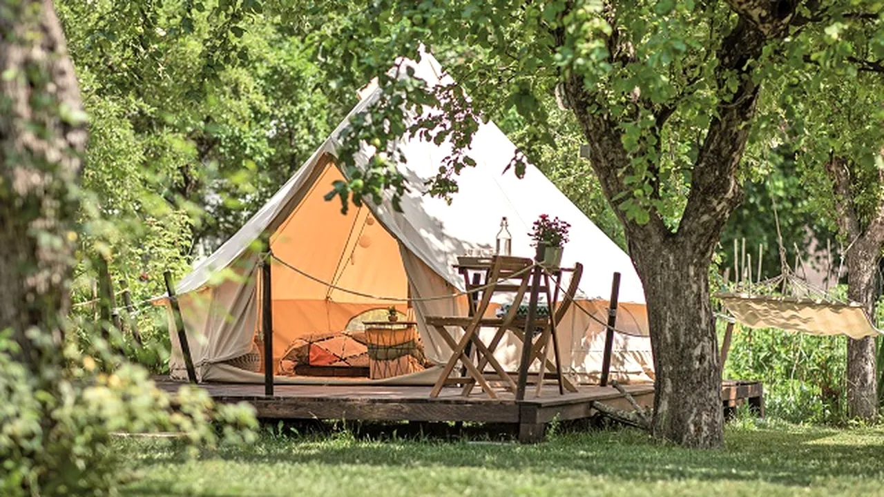 Banii cheltuiţi  pe vacanţe în străinătate se întorc în România.  Suma enormă cheltuită anul trecut de turiştii români pe vacanţe externe